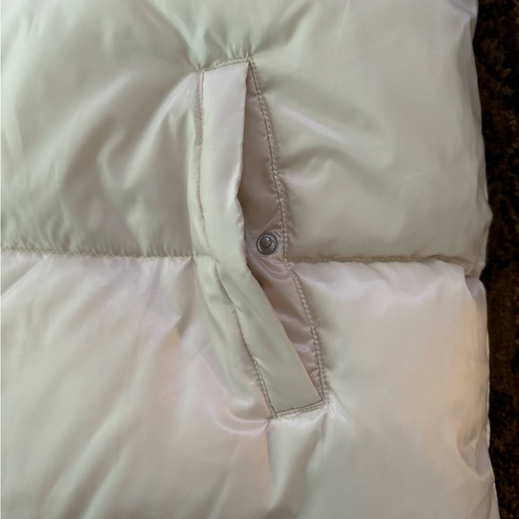 Gap women’s recycled puffer vest - Picture 9 of 9